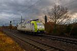 Die 185 542-8 (91 80 6185 542-8 D-ITL) der CAPTRAIN Deutschland GmbH / ITL Eisenbahngesellschaft mbH fährt am Nachmittag des 07.12.2022 als Lz (Lokzug/Triebfahrzeugfahrt) durch Dresden-Strehlen in Richtung Dresden. Hinten die evangelische Christuskirche.

Die TRAXX F140 AC1 wurde 2005 von Bombardier in Kassel gebaut. Sie hat die Zulassungen für Deutschland, Österreich und die Schweiz (D/A/CH).