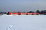 Am 3.12.2010 schiebt 143 049-5 ihren S-Bahn-Zug nach Meien-Triebischtal durch die verschneiten Felder zwischen Coswig und Neusrnewitz.