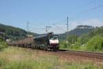 Mit einem Kesselwagenzug fhrt 185 554-3 (im Dienst von CFL) durch Knigstein in Richtung Bad Schandau. Fotografiert am 31.05.2011. 