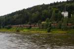 Ein Kohle-Zug in Richtung Tschechien ist am 30.08.2012 unterwegs im Elbtal, hier in Hhe der Stadt Bad Schandau.