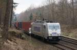 METRANS HHLA 386 002 mit einem Containerzug auf der Elbtalbahn zwischen Stadt Wehlen und Kurort Rathen (Sächsische Schweiz), gleich wird es eine Zugkreuzung geben, denn die Gegenrichtung hat bereits Grün; 16.03.2015
