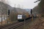 Oh, das ging knapp zu fürs Fotografieren, METRANS HHLA 386 007 bringt den Containerzug in der Gegenrichtung auf der Elbtalbahn zwischen Kurort Rathen und Stadt Wehlen (Sächsische Schweiz), 16.03.2015
