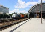 386 009-5  von der METRANS kommt durch den Dresden-Hbf mit einem langen Containerzug  aus Bremerhaven(D) nach Prag(CZ) und fährt in Richtung Pirna,Königstein,Bad-Schandau,Krippen(D),Schöna(D),Decin(CZ). 
Aufgenommen vom Bahnsteig 2 von Dresden-Hbf. 
Bei Sommerwetter am Mittag vom 25.7.2015. 