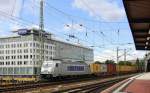 386 018-6 von der METRANS kommt durch den Dresden-Hbf mit einem langen Containerzug aus  Rotterdam(NL) nach Prag(CZ) und fährt in Richtung Pirna,Königstein,Bad-Schandau,Krippen(D),Schöna(D),Decin(CZ). 
Aufgenommen vom Bahnsteig 2 von Dresden-Hbf. 
Bei Sommerwetter am Mittag vom 25.7.2015. 