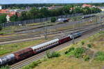 Nachschuss auf einen belgischen Reisezugwagen in einem Güterzug in Dessau. Aufgenommen vom Räucherturm.

Dessau 26.07.2020
