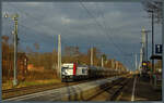 187 085 der EP Cargo kommt am 11.02.2022 mit ihrem Güterzug auf dem Überholgleis in Königsborn zum Stehen. 