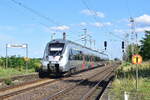 Relikte aus Vergangener Zeit. Einzig in Güterglück sind die Stationsschilder auf der Strecke Magdeburg - Dessau am Bahnsteiganfang erhalten geblieben. Hier fährt 442 307 in Güterglück ein.

Güterglück 18.07.2023