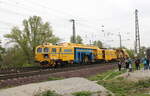 Auf der Fahrt Richtung Hauptbahnhof passiert der JumboTec UNIMAT 09-4x44S Dynamic (D-JT 99 80 9123 006-5) am 06.05.2023 einige Hobbyfotografen an der Herrenkrugbrücke in Magdeburg, die während des Familienfestes der Magdeburger Eisenbahnfreunde in der Nähe Abwechslung an der Strecke suchten.