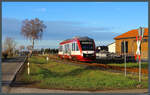 Kurz hinter dem Haltepunkt Tangermünde West passiert 640 125-0 der HANS am km 9,5 einen nichttechnisch gesicherten Bahnübergang. (05.02.2023)