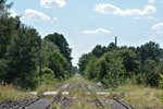 Blick auf die ehemalige Kanonenbahn in Deetz in Richtung Güterglück. 1992 wurde die Strecke ab Nedlitz bis Güterglück 2 Gleisig ausgebaut und 1 Jahr später elektrifiziert. Nur knapp 10 Jahre später wurde die Strecke stillgelegt und wird teilweise zurück gebaut.

Deetz 20.07.2016