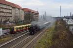 Alt trifft neu. An der Station Hohenzollerndamm fährt 484 009 in die Station ein während 52 8177 mit ihrem Adventssoonderzug über die Gütergleise dampft.

Berlin 16.12.2023