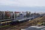 52 8177 dampft mit ihrem Adventssonderzug über den Berliner Ring. Hier passiert sie die Überreeste des einstigen Containerbahnhofs Frankfurter Allee. 

Berlin 16.12.2023