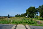 Blick auf den ehemaligen Haltepunkt Dahnsdorf Richtung Bad Belzig. Der Zugverkehr wurde hier am 31.12.1998 eingestellt. Seitdem rostet die Strecke vor sich hin.

Dahnsdorf 01.08.2017