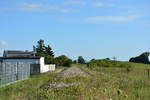 Blick auf die einstige Bahnstrecke Genthin - Jerichow - Schönhausen. 1999 wurde der Personenverkehr hier eingestellt und 2005 komplett stillgelegt und größtenteils abgebaut.

Schönhausen 31.07.2017