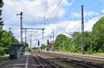 Blick über die Bahnsteige und den Bahnhof Dreileben Drackenstedt. 1993 wurde die Strecke zwischen Magdeburg und Helmstedt mit allen Bahnhöfen und Haltepunkten grundlegend moderisiert und elektrifiziert. Alle Bahnsteige wurden erneuert und die Strecke mit ESTW Technik ausgestattet. Bis heute hat sich hier nichts getan und die Bahnhöfe strahlen den modernen Charme der 90er Jahre aus.

Dreileben Drackenstedt 17.07.2023