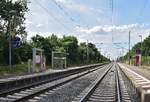 Blick auf den Haltepunkt Wellen vom Bahnübergang der L46 aus. 1993 wurde die Strecke zwischen Magdeburg und Helmstedt mit allen Bahnhöfen und Haltepunkten grundlegend moderisiert und elektrifiziert. Alle Bahnsteige wurden erneuert und die Strecke mit ESTW Technik ausgestattet. Bis heute hat sich hier nichts getan und die Bahnhöfe strahlen den modernen Charme der 90er Jahre aus.

Wellen 17.07.2023