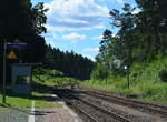 Klein aber fein. Im Bahnhof Börnecke im Harz hat sich seit dem Mauerfall kaum etwas verändert. Hier hat der Charme der Nebenbahn überlebt. Heute ist der Bahnhof Bedarfshalt. Bei Mitfahrt muss man sich beim hier ansässigen Fahrdienstleiter melden. Heute ist hier nur noch der Hausbahnsteig in Betrieb und nur noch sehr selten kreuzen hier Züge da das Gleis 2 relativ kurz ist und für fast alle Güterzüge zu kurz ist.

Börnecke 06.08.2017