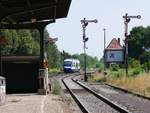 Endzeitstimmung in Blumenberg: Einst bedeutender Knotenbahnhof, wird der Bahnhof ab kommendem Fahrplanwechsel nicht mehr bedient. Doch noch hält alle zwei Stunden ein LINT 27 der Linie HEX43. Das Bild entstand am 28.07.2018.