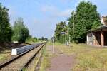 Neben Blumenberg wird auch Langenweddingen nun modernisiert. Einst Bahnhof mit mehreren Gleisen ist er heute nur noch Haltepunkt. Das ehemalige Empfangsgebäude wo auch der Fahrdienstleiter saß steht heute leer. Der alte Bahnsteig hat bald ausgedient denn gegenüber entsteht schon der neue Bahnsteig.

Langenweddingen 04.08.2021