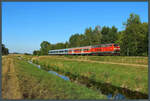 An der Holtemme entlang rollt 218 495-0 der DB Regio mit ihren 3 n-Wagen als RE 21-Ersatzzug Richtung Halberstadt.