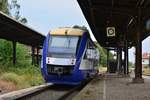 VT871 steht als HEX43 nach Magdeburg in Blumenberg. Jedoch stieg weder ein Fahrgast ein noch aus. Schon bald alles Geschichte. Der Harz-Elbe-Express wird zum Fahrplanwechsel vom Schienennetz verschwinden, denn Abellio hat die Ausschreibungen beider Lose für das Dieselnetz Sachsen-Anhalt für sich entscheiden können. Nicht nur der HEX wird hier Vergangenheit sein denn ab kommenden Fahrplanwechsel wird der Halt in Blumenberg aufgeben. Zur Zeit wird nur noch bei Bedarf gehalten. Ab 2020 wird die Strecke auf 120km/h durchgängig umgebaut und Blumenberg auf ESTW umgebaut. Somit werden auch die mechanischen Stellwerke und Formsignale verschwinden sondern wohl auch die Bahnsteige in Blumenberg. Von der einsitigen Bedeutung als Knotenpunkt dürfte nach dem Umbau nichts mehr zu sehen sein. In Blumenberg trafen sich die Strecken Blumenberg-Wanzleben-Eilsleben, Blumenberg-Schönebeck, sowie Blumenberg-Egeln-Staßfurt welche zwischen 1999 und 2002 alle samt stillgelegt wurden und somit nur noch die Verbindung Magdeburg-Halle blieb. 

Blumenberg 21.07.2018