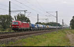 Mit etlichen neuen VW Nutzfahrzeugen im Anhang (vermutlich aus Polen) konnte 193 389-4 (Siemens Vectron) zwischen Dieskau und Halle Messe Richtung Knoten Halle (Saale) beobachtet werden.

🧰 DB Cargo
🚩 Bahnstrecke Magdeburg–Leipzig (KBS 340)
🕓 29.9.2021 | 12:08 Uhr