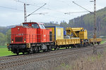 203 111-0 mit Bauzug am 20.04.16  9:12 in Richtung Göttingen nördlich von Salzderhelden am BÜ 75,1 in Richtung Göttingen