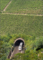 Unter dem Weinberg hindurch -

Einfahrt eines ICE 2 in den fast 2,2 km langen Roßbergtunnel bei Würzburg. 

01.08.2011 (J)