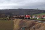 13.12.2011 Nach einer Stunde ist die Übergabe nach Göttingen zusammen gehobelt,der Triebwagen noch nicht in Sicht und nun geht es mit viel Gebrumm im zackigen Tempo die 2%-Steigung aus dem Schwülmetal hinauf. 294 714-1
Etwa 700 m vor dem ehemaligen Bahnhof und heutigen Haltepunkt Lödingsen biete sich dieses Motiv der auf einem Damm verlaufenden Strecke.