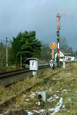 Das Einfahrsignal A des Bahnhofs Uslar, aufgenommen am 16.02.2006. Nach der Umstellung auf eingleisigen Betrieb zwischen Bodenfelde und Uslar am 17.07.1994 wurden Einfahrsignal und Ausfahrvorsignal im stillgelegten, aber nicht demontierten vormaligen Richtungsgleis Bodenfelde–Uslar platziert; seit dem 13.10.2008 wird der Bahnhof Uslar durch das ESTW  Gttingen Harz-Weser  gesteuert.