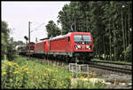 DB 187159 hat hier eine abgebügelte Schwesterlok am Haken und ist mit ihr und dem dahinter befindlichen gemischten Güterzug bei Westerhausen am 21.7.2021 um 8.47 Uhr in Richtung Osnabrück unterwegs.