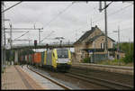 Die Siemens Dispo Lok ES64U2-051 fährt hier am 13.8.2005 mit einem Container Zug in Richtung Norden durch den Bahnhof Linsburg.