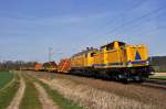 DB Bahnbau Gruppe 212 306 und 218 304 am 12.04.15 mit vormontierten Weichenteilen auf Schrgladewagen und mit Niederbordwagen in Richtung Osnabrck (Vehrte, 12.04.15).