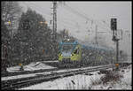 Bei dichtem Schneetreiben hält am 17.1.2018 ein zweiteiliger Zug der Eurobahn auf dem Weg nach Osnabrück im Bahnhof Natrup Hagen.