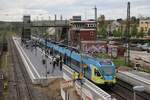 Reger Personenverkehr herrscht an Wochentagen häufig im Bahnhof Hasbergen. ET 9.03 der Eurobahn hält hier am 9.4.2024 um 14.43 Uhr am zweiten Bahnsteig. Alles ist derzeit im Umbau begriffen.
Die Bahnsteige werden erhöht. Die Zuwegung wird geändert. Demnächst, wenn die Aufzüge geliefert worden sind, soll der gesamte Personenverkehr über die hinten sichtbare Brücke abgewickelt werden. Das Stellwerk ist übrigens auch schon funktionslos. Hasbergen wird von Osnabrück aus mit gesteuert.