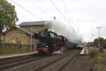 01150 braust am 2.9.2013 um 9.32 Uhr auf der Rollbahn durch den Bahnhof Hasbergen
nach Koblenz. Hinter der Lok luft ein alter Postwagen. Rechts steht gerade
die Westfalenbahn nach Osnabrck, die fast das Bild zunichte gemacht htte.
Die 01 kam brigens von der Veranstaltung  Osnabrcker Dampftag am 
1.9.2013  vom Zechenbahnhof Piesberg zurck!