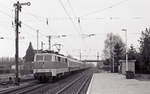 DB 111 175-6 mit D-2312 (Köln Hbf - Amsterdam CS) bei der Einfahrt in Empel-Rees, 24.12.1987. Die Formsignale waren noch in Betrieb; links ist Signal  D  zu sehen. Scan 94658, Ilford FP4.