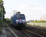 152 136-8 Albatros kommt als Lokzug aus Oberhausen-West nach Krefeld und fährt durch Duisburg-Rheinhausen-Ost in Richtung Krefeld. Aufgenommen vom Bahnsteig in Duisburg-Rheinhausen-Ost. 
Bei Sommerwetter am 27.7.2017.