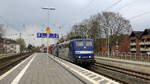 Zwei 151er beide von der RBH kommen mit einem Kohlenzug aus Richtung Krefeld-Hbf und fahren durch Krefeld-Oppum in Richtung Krefeld-Linn,Krefeld-Uerdingen,Krefeld-Hohenbudberg-Chempark,Duisburg-Rheinhausen,Duisburg-Rheinhausen-Ost,Duisburg-Hochfeld-Süd.
Aufgenommen vom Bahnsteig 2 in Krefeld-Oppum.
Bei Regenwetter am 1.4.2018.