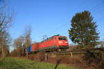 120 205 mit einem Containerzug aus dem Hamburger Hafen auf dem Weg nach Rheinhausen am späten Nachmittag des 21.2.21 bei Sythen 