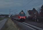 Abendliche Fuhre kommt aus Richtung Krefeld Hbf gen Mönchengladbach Hbf gefahren.