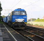 VOSSLOH 272 001-9 kommt mit einem Kokszug aus  Bremen nach Moers(Gbf) und kommt aus Richtung Duisburg-Hochfeld-Süd und fährt durch Duisburg-Rheinhausen-Ost in Richtung Duisburg-Rheinhausen,Rheinhausen. Aufgenommen vom Bahnsteig in Duisburg-Rheinhausen-Ost. 
Bei Sommerwetter am Abend vom 27.7.2017.