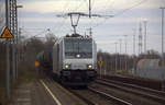 185 678-0 von Railpool kommt mit einem Kesselzug aus Richtung Duisburg-Hochfeld-Süd und fährt durch Duisburg-Rheinhausen-Ost in Richtung Duisburg-Rheinhausen,Moers.
