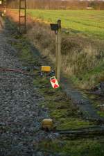 An der Handsteuerung am Bahnübergang Hohe Straße in Anrath, lag diese Zugschlußtafel angelehnz. 17.1.2015