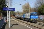 Im Gegensatz zur Ursprungsausführung gehört die an Captrain vermietete Vossloh G 2000 1460 zu einer späteren Serie mit breitem Führerhaus. Am 08.03.2022 durchfährt sie mit einem Coilzug Bochum-Hamme.