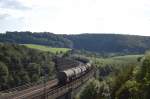 Eine Doppeltraktion aus zwei Loks der Br 143 der RBH berquerte am 26.08.09 mit einem Kesselwagenzug aus Kassel-Holthausen den Bekeviadukt in Altenbeken