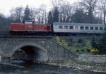 212 308 überquert am 10.04.1985 die Volmebrücke in (Hagen-) Dahl