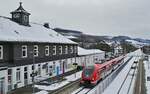 Vor dem stattlichen Bahnhofsgebäude von Bestwig trifft 633 605 am 21.01.2023 mit dem RE 17 ein.