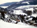 Oberhalb der Ortschaft Silbach konnte die 218 146 am 18.02.1990 mit einem Ski-Sonderzug aufgenommen werden.