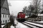 V100 2335 durchfhrt Benolpe in Richtung Siegerland. (06.12.2008)
